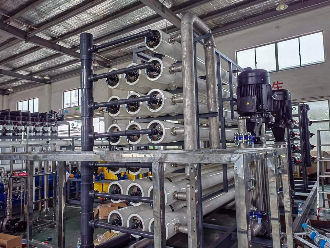 Industrial reverse osmosis membrane plant with stacked pressure vessels